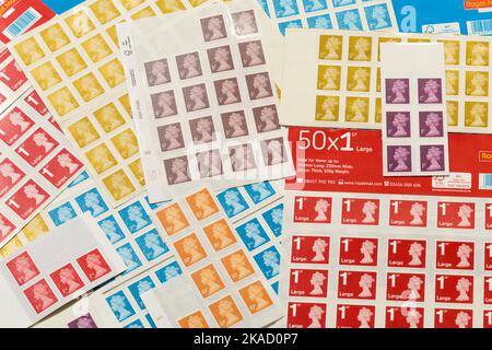 Eine Reihe von neuen und nicht verwendeten, aber traditionellen Briefmarken im alten Stil, die von der Royal Mail herausgegeben wurden und im Januar 2023 aus der Verwendung genommen werden sollen. Sie alle zeigen ein Profilporträt von Königin Elizabeth, der zweiten, QE2, der verstorbenen Königin des Vereinigten Königreichs. (132) Stockfoto