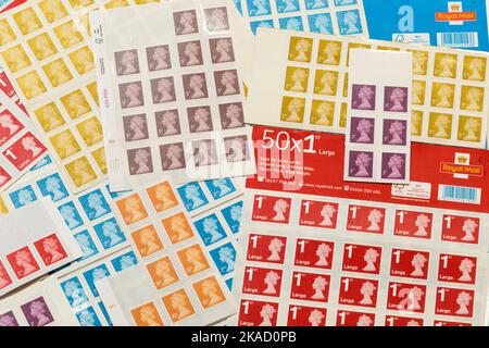 Eine Reihe von neuen und nicht verwendeten, aber traditionellen Briefmarken im alten Stil, die von der Royal Mail herausgegeben wurden und im Januar 2023 aus der Verwendung genommen werden sollen. Sie alle zeigen ein Profilporträt von Königin Elizabeth, der zweiten, QE2, der verstorbenen Königin des Vereinigten Königreichs. (132) Stockfoto