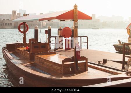 Dubai, VAE - 12.. oktober 2022: Abra - altes traditionelles Holzboot und Grand Bur Dubai Masjid Moschee am Bay Creek in Dubai, Vereinigte Arabische Emirate Stockfoto
