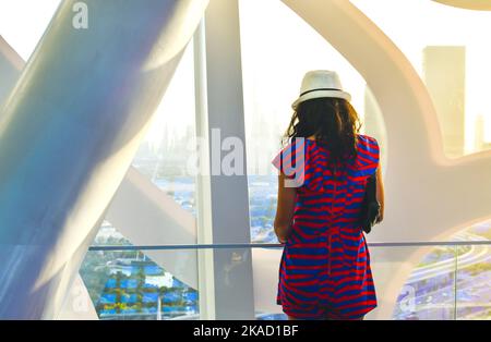 Dubai, VAE - 14.. oktober 2022: kaukasischer Tourist im berühmten Frame Wahrzeichen Genießen Sie das Panorama der Skyline der Stadt. Besuchen Sie die Urlaubsziele der VAE in D Stockfoto