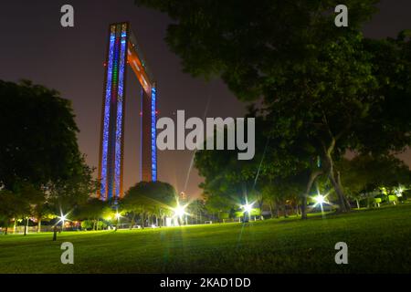 Dubai, VAE - 14.. oktober 2022: Dubai Frame at Night. Golden Dubai Frame - Neue Attraktion in Dubai, erstaunliche Architektur, Vereinigte Arabische Emirate Sehenswürdigkeiten Stockfoto