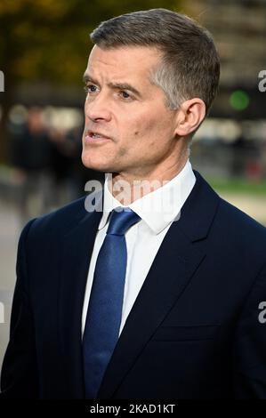 Mark Harper, Abgeordneter für Forest of Dean und Verkehrssekretär, interviewte das College Green, Houses of Parliament, Westminster, London. VEREINIGTES KÖNIGREICH Stockfoto