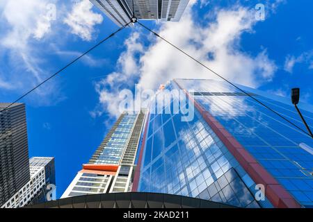 Sydney, Australien - 16. April 2022: Neue Wolkenkratzer in der Stadt Sydney, während Sie an einem Tag von der Bathurst Street aus nach oben schauen Stockfoto