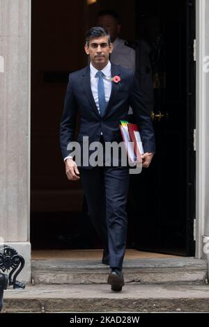 London, Großbritannien. 02.. November 2022. London, Großbritannien, 2.. November 2022. Premierminister Rishi Sunak verlässt am 2.. November 2022 die Downing Street 10 in London, um an der Fragestunde der Premierministerin teilzunehmen. Kredit: Lucy North/Alamy Live Nachrichten Stockfoto