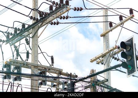 Dreiphasige Stromversorgung für die Übertragung von Strom durch Stromnetze. Elektrische Energie für die Unterstützung der Fertigungsindustrie. Elektrische Hochspannungsposten Stockfoto