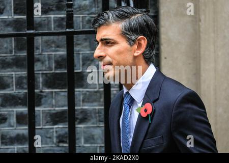 London, Großbritannien. 02.. November 2022. Rishi Sunak, britischer Premierminister, reist zur Fragestunde des Premierministers an der Downing Street 10 in Westminster ab. Kredit: Imageplotter/Alamy Live Nachrichten Stockfoto