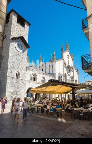 Como piazza, Blick im Sommer auf eine Café-Terrasse in der malerischen Piazza Duomo zeigt die Westfront der historischen Stadt Kathedrale, Como, Lombardei Italien Stockfoto