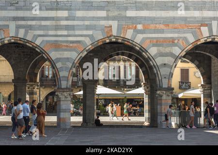 Broletto Como Stadt, Blick auf die Bögen des Broletto, ein ehemaliger Renaissance-Ära Rechtshof, befindet sich im historischen Zentrum der Stadt Como, Italien Stockfoto