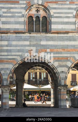 Como Broletto, Blick auf die Bögen des Broletto, einem ehemaligen Renaissance-Gericht, im historischen Zentrum der Stadt Como, Italien Stockfoto