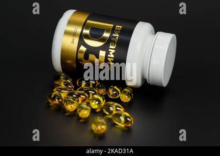 Vitamin D3 Kapseln, Verpackung von Vitaminen, auf einem dunklen Hintergrund mit Hintergrundbeleuchtung. Makrofotografie. Stockfoto