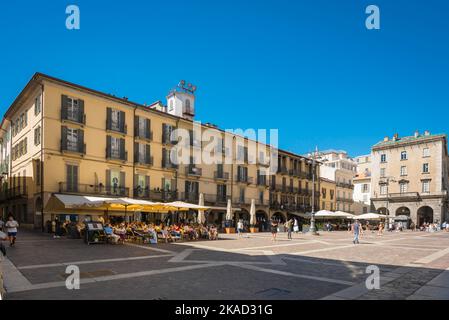 Piazza Duomo Como, Blick im Sommer auf die malerische Westseite der Piazza Duomo gesäumt mit Café-Terrassen, Stadt Como, Comer See, Lombardei, Italien Stockfoto