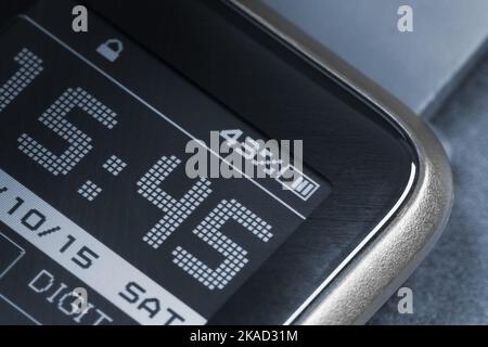 Ein Fragment des Bildschirms einer Smart Watch, das die Zeit anzeigt. Makrofotografie. Stockfoto