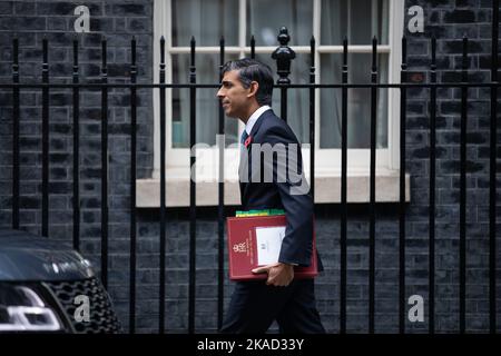London, Großbritannien. 02.. November 2022. London, Großbritannien, 2.. November 2022. Premierminister Rishi Sunak verlässt am 2.. November 2022 die Downing Street 10 in London, um an der Fragestunde der Premierministerin teilzunehmen. Kredit: Lucy North/Alamy Live Nachrichten Stockfoto