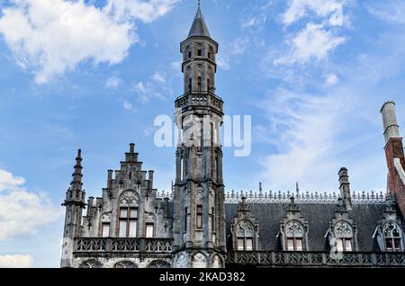 Blick auf den Historium-Turm auf dem Marktplatz in Brügge, Belgien Stockfoto