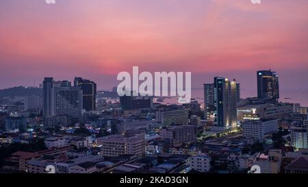 Sonnenuntergang über der Stadt Pattaya Thailand. Sonnenuntergang mit Wolkenkratzern und Hotels der Skyline von Pattaya Stockfoto