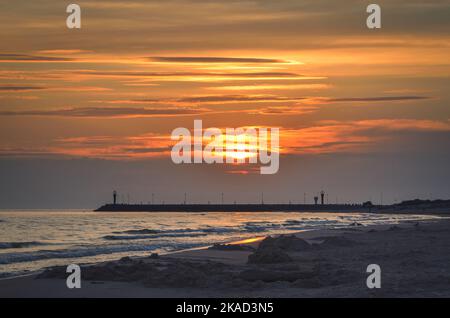 Wunderschöner Sonnenaufgang über dem Meer. Sommermorgen am Strand in Łeba, Polen. Stockfoto