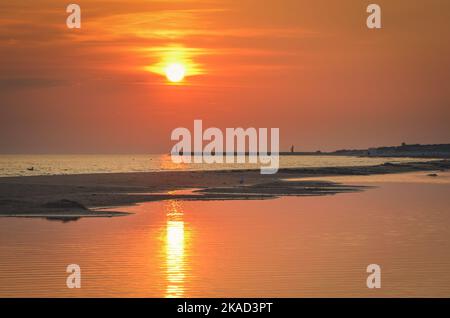 Wunderschöner Sonnenaufgang über dem Meer. Sommermorgen am Strand in Łeba, Polen. Stockfoto