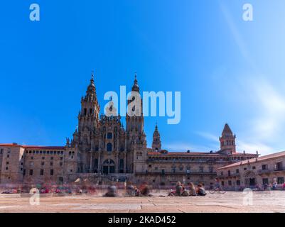 Lange Exposition von Pilgern in Obradoiro plaza Stockfoto