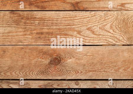 Unfarbige Holzwand aus rauen Brettern, Nahaufnahme, Vorderansicht, Hintergrundfotostruktur Stockfoto