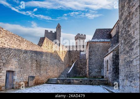 Feudalburg Beynac et Cazenac im Winter, im Périgord, Nouvelle Aquitaine, Frankreich Stockfoto