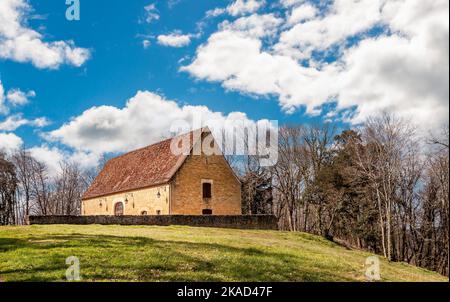 Scheune in einem Feld in der Nähe des Schlosses von Fénelon, in Périgord, Dordogne, Frankreich Stockfoto