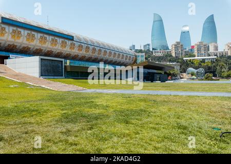 Teppichmuseum im National Seaside Park, Baku. Republik Aserbaidschan in der Nähe des Kaspischen Meeres und der Kaukasusregion. Stockfoto