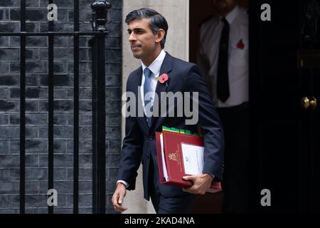 London, Großbritannien. 02.. November 2022. Premierminister Rishi Sunak verlässt am 2.. November 2022 die Downing Street 10 in London, um an der Fragestunde der Premierministerin teilzunehmen. Kredit: Lucy North/Alamy Live Nachrichten Stockfoto