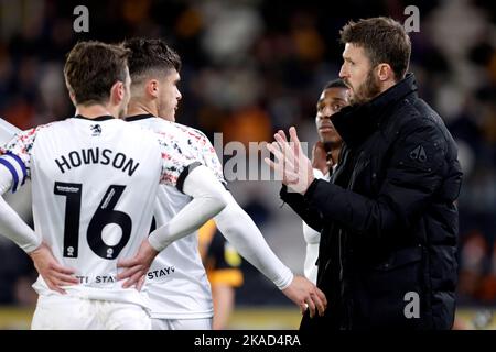 Middlesbrough-Manager Michael Carrick instruiert seine Spieler während des Sky Bet Championship-Spiels im MKM-Stadion, Kingston upon Hull. Bilddatum: Dienstag, 1. November 2022. Stockfoto