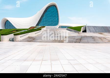 BAKU, ASERBAIDSCHAN - 07. JUNI 2022: Heydar Aliyev Kulturzentrum in Baku. Das Kulturzentrum, erbaut von der Architektin Zaha Hadid. Baku, Aserbaidschan. Stockfoto