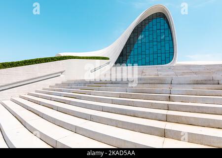 BAKU, ASERBAIDSCHAN - 07. JUNI 2022: Heydar Aliyev Kulturzentrum in Baku. Das Kulturzentrum, erbaut von der Architektin Zaha Hadid. Baku, Aserbaidschan. Stockfoto