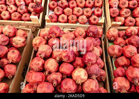 Grüner Markt in Baku. Frisches Obst und Gemüse auf einem traditionellen Lebensmittelbasar. Baku, Aserbaidschan. Stockfoto