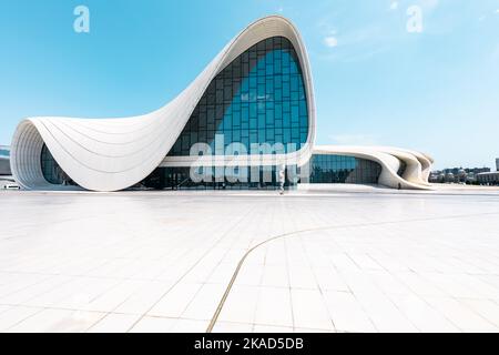 BAKU, ASERBAIDSCHAN - 07. JUNI 2022: Heydar Aliyev Kulturzentrum in Baku. Das Kulturzentrum, erbaut von der Architektin Zaha Hadid. Baku, Aserbaidschan. Stockfoto