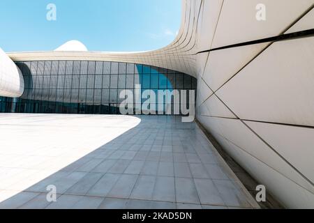 BAKU, ASERBAIDSCHAN - 07. JUNI 2022: Heydar Aliyev Kulturzentrum in Baku. Das Kulturzentrum, erbaut von der Architektin Zaha Hadid. Baku, Aserbaidschan. Stockfoto