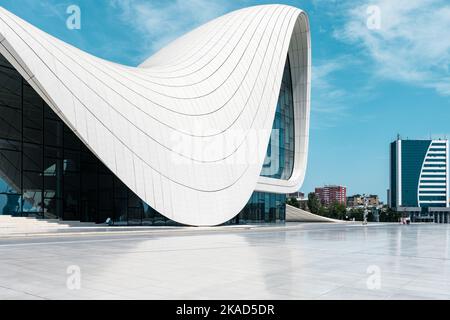 BAKU, ASERBAIDSCHAN - 07. JUNI 2022: Heydar Aliyev Kulturzentrum in Baku. Das Kulturzentrum, erbaut von der Architektin Zaha Hadid. Baku, Aserbaidschan. Stockfoto