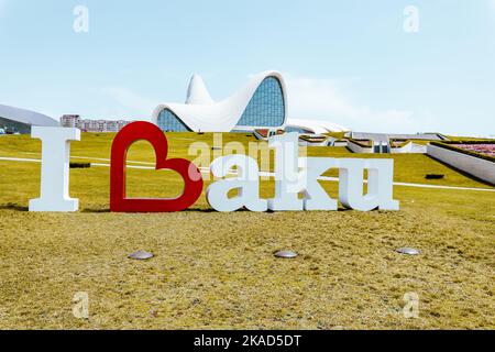 Panoramablick auf Baku - die Hauptstadt der Republik Aserbaidschan in der Nähe des Kaspischen Meeres und der Kaukasusregion. Stockfoto