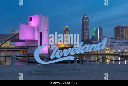 Skyline von Downtown Cleveland, Ohio vom Seeufer aus Stockfoto