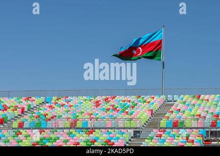 Flagge Aserbaidschans. Die Nationalflagge von Aserbaidschan. Horizontales Tricolor mit drei gleich großen Balken in hellem Blau, Rot und Grün. Stockfoto