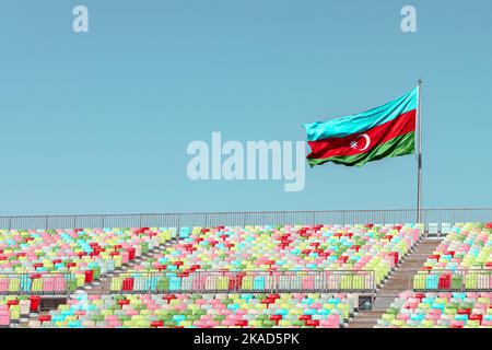 Flagge Aserbaidschans. Die Nationalflagge von Aserbaidschan. Horizontales Tricolor mit drei gleich großen Balken in hellem Blau, Rot und Grün. Stockfoto
