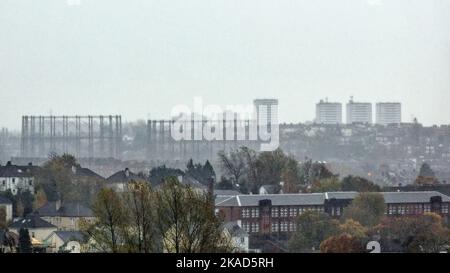 Glasgow, Schottland, Großbritannien 2.. November 2022. Wetter in Großbritannien: Nass und winzig, wenn wir sehen, wie Sturm Claudio auftaucht und die Stadt unter einem Regenschleier verschwindet. Credit Gerard Ferry/Alamy Live News Stockfoto