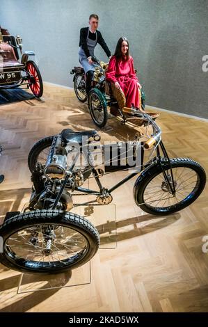 London, Großbritannien. 2.. November 2022. 1903 Humber Olympia Tandem Forecar, Schätzung £30.000-35.000 - The Golden Age of Motoring Sale on view at Bonhams New Bond Street, London. Kredit: Guy Bell/Alamy Live Nachrichten Stockfoto