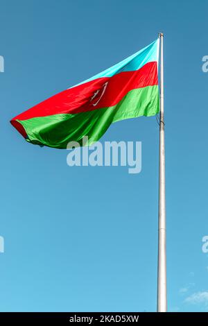 Flagge Aserbaidschans. Die Nationalflagge von Aserbaidschan. Horizontales Tricolor mit drei gleich großen Balken in hellem Blau, Rot und Grün. Stockfoto