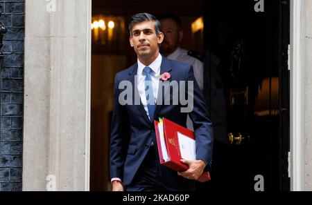 London, Großbritannien. 2.. November 2022. Premierminister Rishi Sunak verlässt die Nummer 10, um für Fragen der Premierminister an das Parlament zu gehen. Er wird Keir Strmer gegenüber dem Versandkarton gegenüberstehen. Kredit: Karl Black/Alamy Live Nachrichten Stockfoto