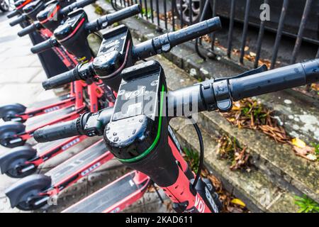 VOI E-Scooter in Bath, Somerset, England, der einzigen Stadt des Weltkulturerbes in Großbritannien. Stockfoto