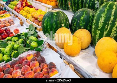 Grüner Markt in Baku. Frisches Obst und Gemüse auf einem traditionellen Lebensmittelbasar. Baku, Aserbaidschan. Stockfoto