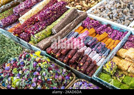 Östlicher Basar. Nüsse, Gewürze und Süßigkeiten. Traditionelle Aserbaidschanische Küche Zutaten. Getrocknete Früchte und Kräuter auf dem lokalen Markt in Baku, Aserbaidschan. Stockfoto