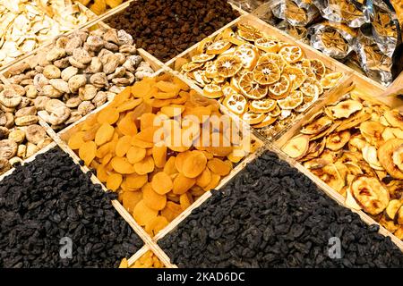 Östlicher Basar. Nüsse, Gewürze und Süßigkeiten. Traditionelle Aserbaidschanische Küche Zutaten. Getrocknete Früchte und Kräuter auf dem lokalen Markt in Baku, Aserbaidschan. Stockfoto