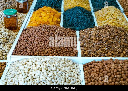 Östlicher Basar. Nüsse, Gewürze und Süßigkeiten. Traditionelle Aserbaidschanische Küche Zutaten. Getrocknete Früchte und Kräuter auf dem lokalen Markt in Baku, Aserbaidschan. Stockfoto