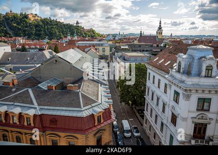 Blick auf die Stadt Graz von oben, Österreich.Architekturdetails -rote Fliesen auf den Dächern der Altstadt. Stockfoto