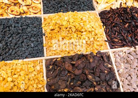 Östlicher Basar. Nüsse, Gewürze und Süßigkeiten. Traditionelle Aserbaidschanische Küche Zutaten. Getrocknete Früchte und Kräuter auf dem lokalen Markt in Baku, Aserbaidschan. Stockfoto