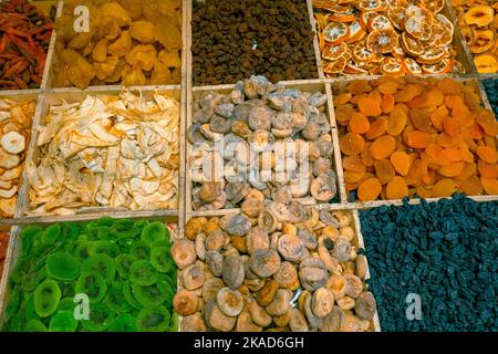 Östlicher Basar. Nüsse, Gewürze und Süßigkeiten. Traditionelle Aserbaidschanische Küche Zutaten. Getrocknete Früchte und Kräuter auf dem lokalen Markt in Baku, Aserbaidschan. Stockfoto